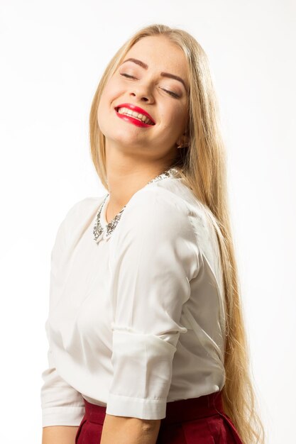 Foto linda garota bonita sorrindo em um fundo de parede em branco jovem na mão segura óculos lugar para espaço de cópia publicitária