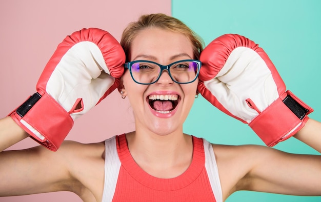 Linda garota boxer. veja que o sucesso está próximo. secretária sexy e confiante. escolha um modo de vida saudável. ela adora esporte. enorme senso de autoconfiança. mulher de óculos e luvas de boxe.