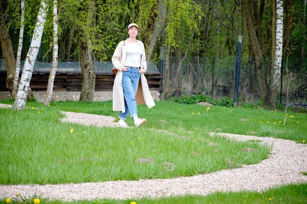 Linda garota branca caminhando por um caminho no parque