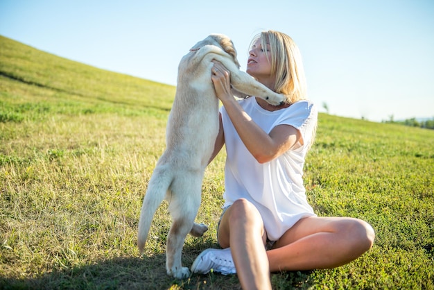 Linda garota brincando com um cachorro labrador