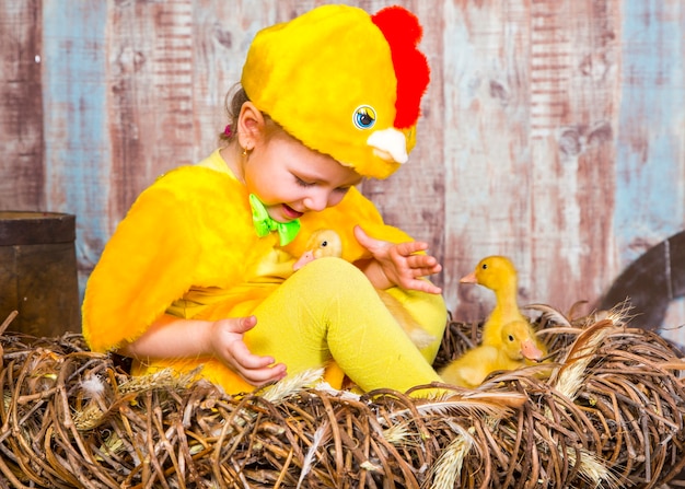 Foto linda garota brincando com um coelho e um patinho de verdade