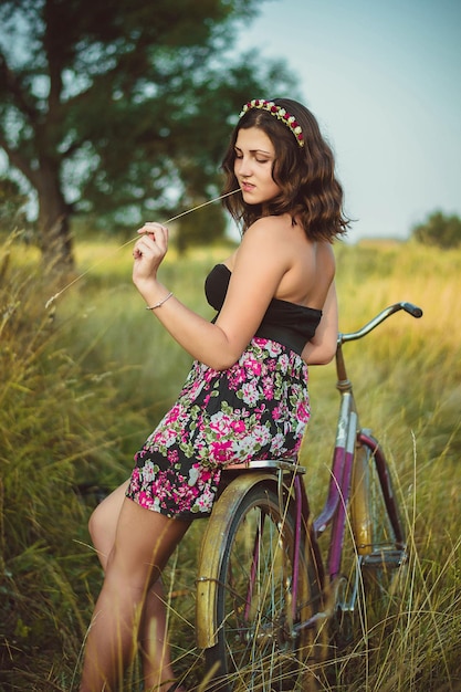 Linda garota com bicicleta