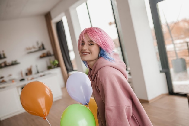 Linda garota com cabelo colorido parecendo feliz