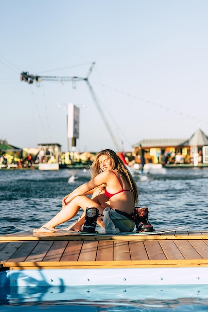 Linda garota com cabelo comprido com um wakeboard