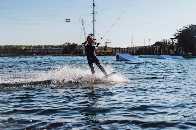 linda garota com cabelo comprido com um wakeboard