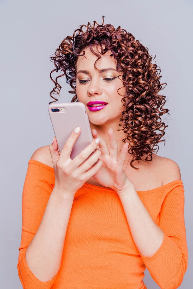 Foto linda garota com cabelo encaracolado
