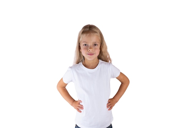 Linda garota com cabelo loiro em uma camiseta isolada em um fundo branco
