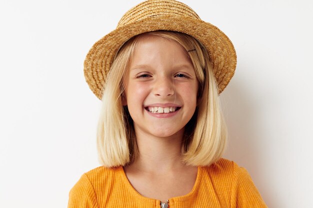 Linda garota com cabelo loiro usando chapéu moda sorriso