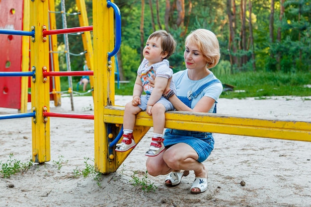 Linda garota com crianças em um parque infantil