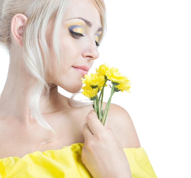 Linda garota com flores amarelas em um fundo branco