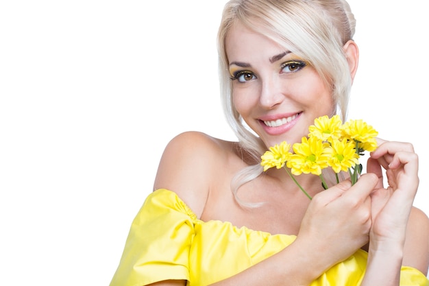 Linda garota com flores amarelas