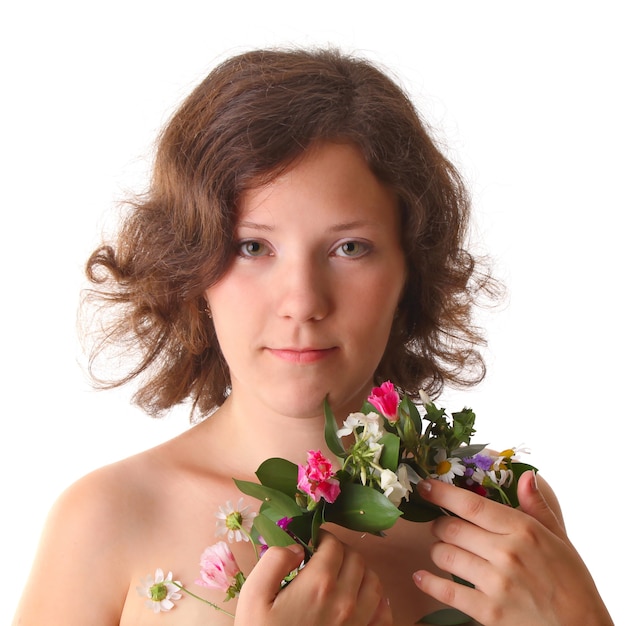 Linda garota com flores naturais