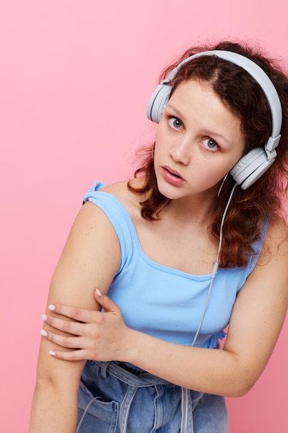 Linda garota com fones de ouvido música entretenimento moda inalterada Foto de alta qualidade