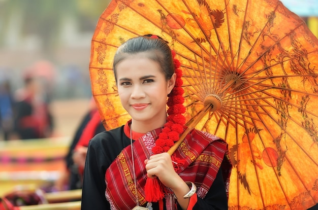 Linda garota com identidade vestido tradicional traje cultura da tailândia