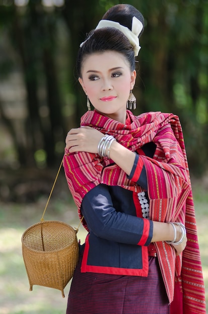 linda garota com identidade vestido tradicional traje cultura da tailândia
