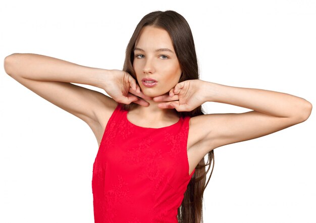 Foto linda garota com longos cabelos castanhos no vestido vermelho