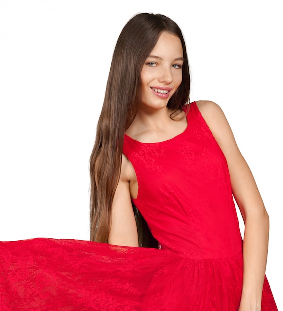 Linda garota com longos cabelos castanhos no vestido vermelho