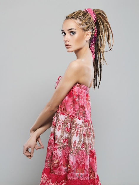 Linda garota com penteado dreadlocks