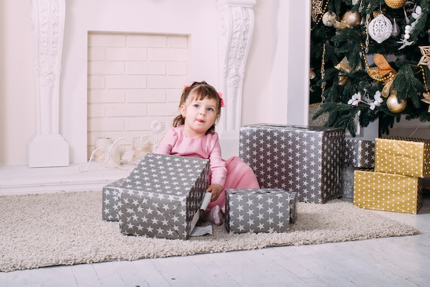 Linda garota com presente de natal em casa