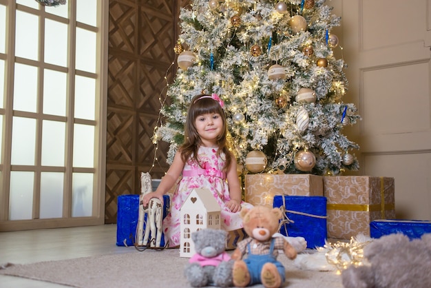 linda garota com presentes na época do natal