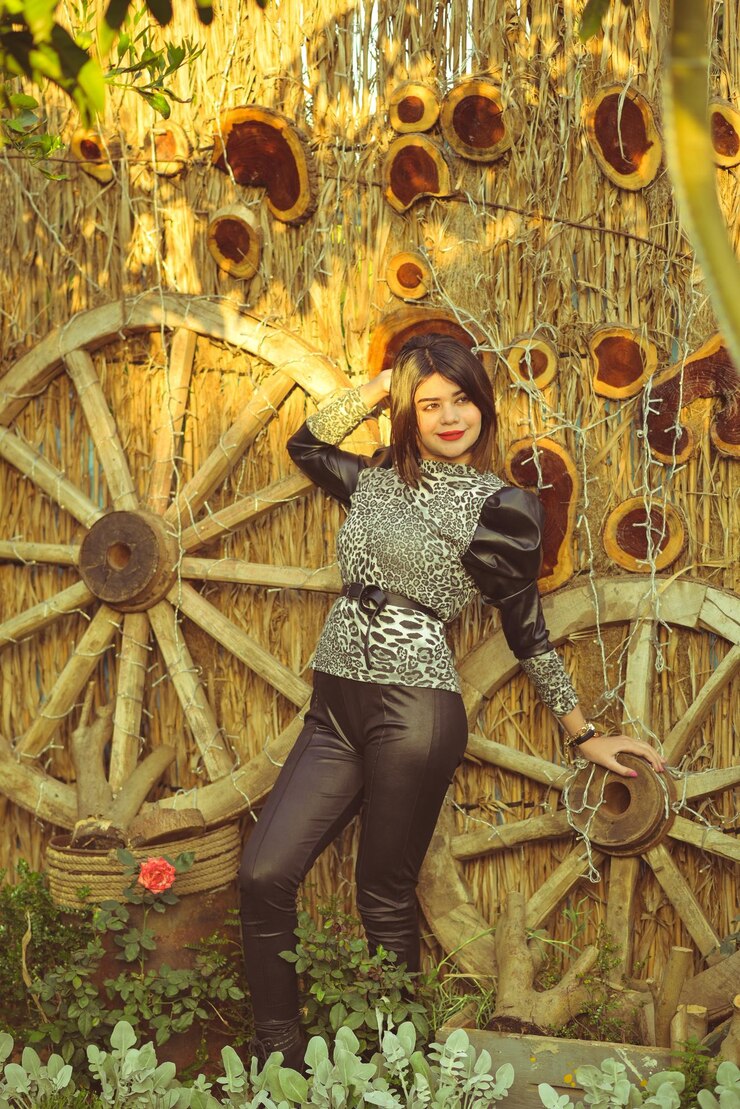 Foto linda garota com roupas da moda ao ar livre modelo elegante feminino na natureza