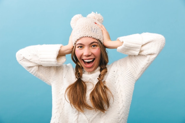 Foto linda garota com roupas de inverno, isolada, rindo