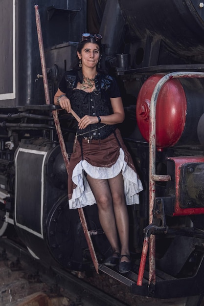 Linda garota com roupas steampunk no fundo do trem