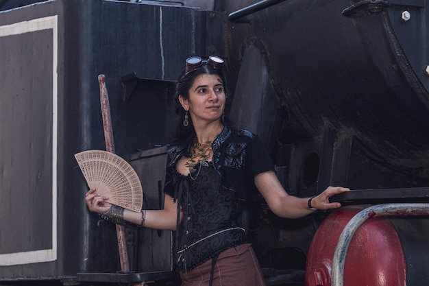 Linda garota com roupas steampunk no fundo do trem