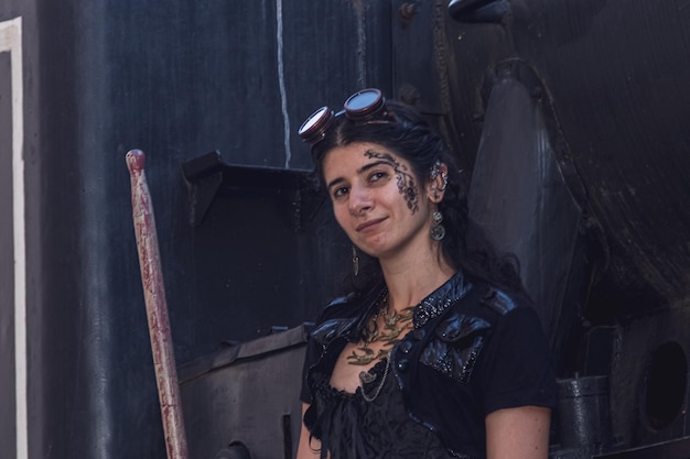 Linda garota com roupas steampunk no fundo do trem