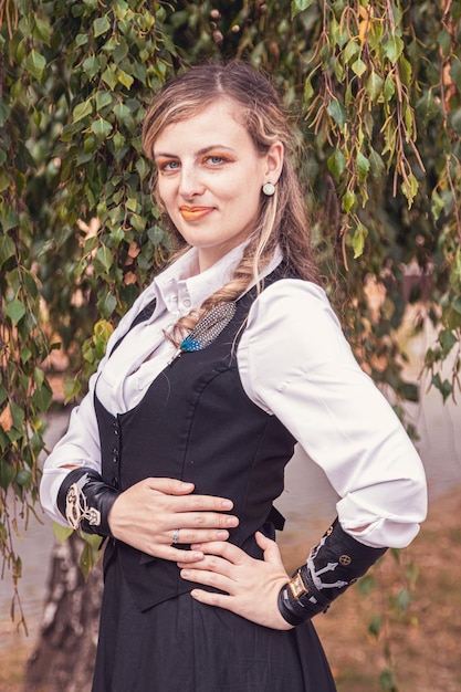 Linda garota com roupas steampunk