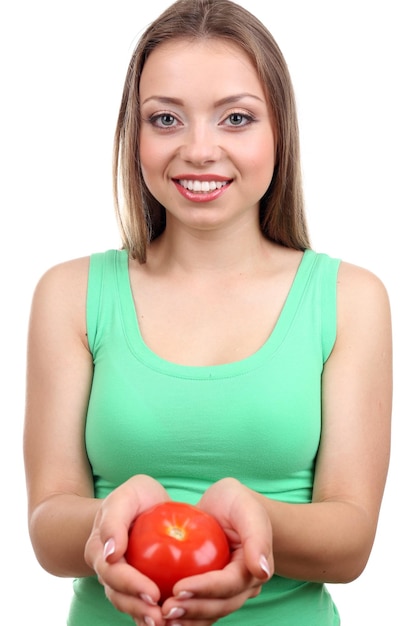 Linda garota com tomate isolado no branco