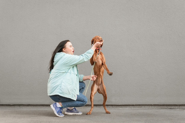 Linda garota com um cachorro jovem