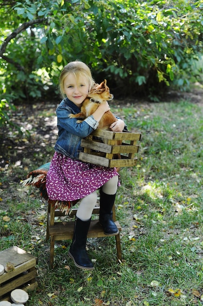 Linda garota com um cachorro