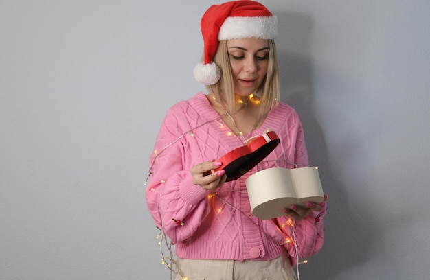 Linda garota com um chapéu de Papai Noel O conceito de Natal e Ano Novo