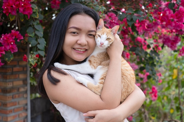 Linda garota com um gato na porta