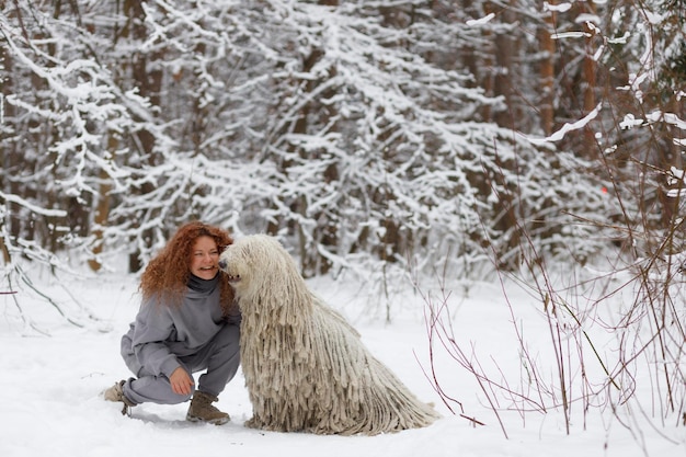 linda garota com um komondor