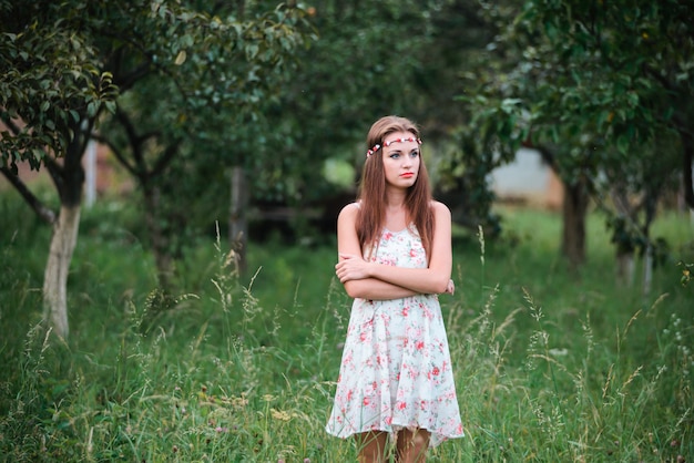 Linda garota com uma coroa na cabeça