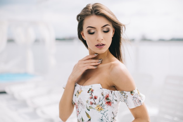 Linda garota com vestido floral