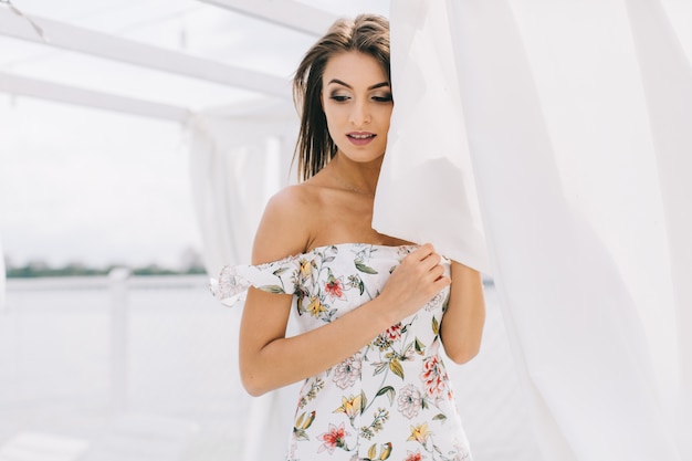 Linda garota com vestido floral