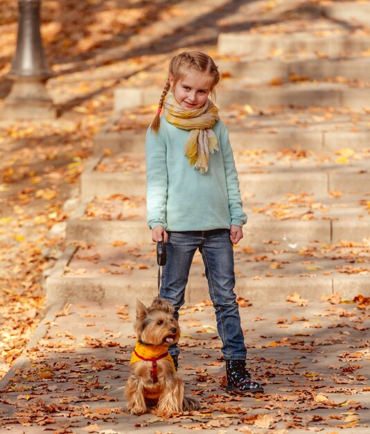 Linda garota com yorkshire terrier