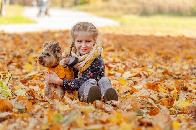 Linda garota com yorkshire terrier