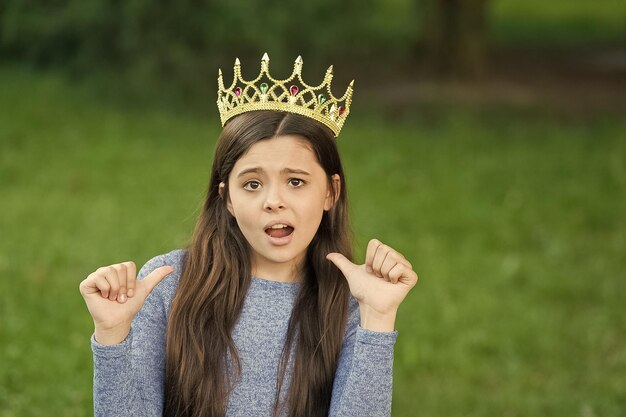 Linda garota coroa dourada ao ar livre conceito de princesa de fundo de natureza verde