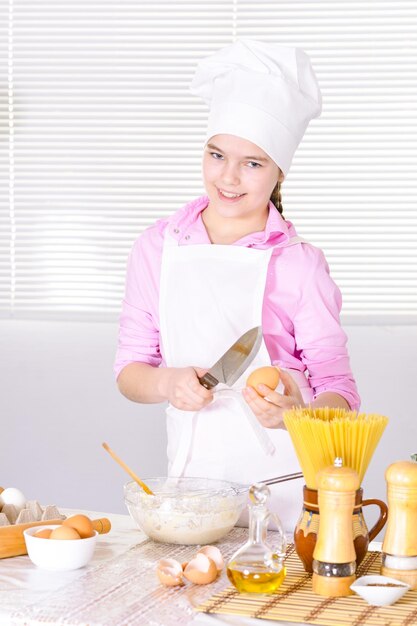 Linda garota cozinhando na cozinha