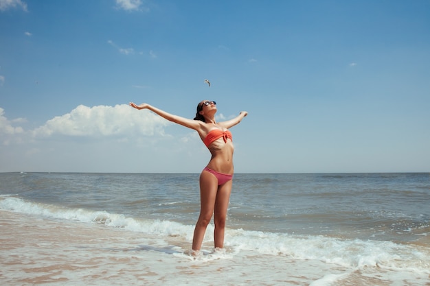 Linda garota curtindo o mar e o sol