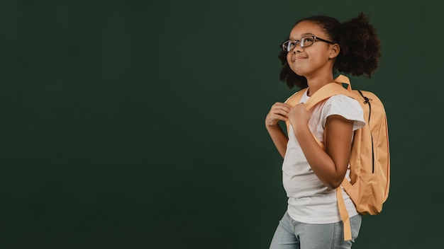 Foto linda garota da escola com orgulho, copie o espaço