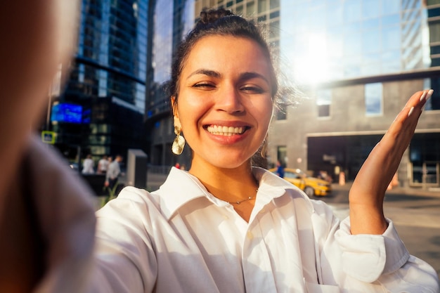 Linda garota da índia fazendo selfie no fundo do centro de negócios em Moscou