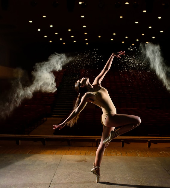 Linda garota dança no palco