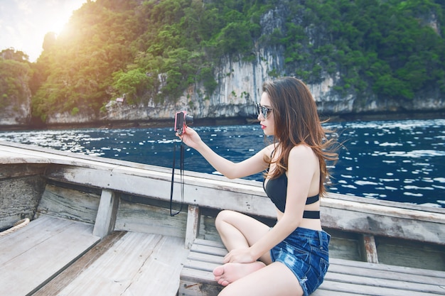 Foto linda garota de biquíni selfie no barco.