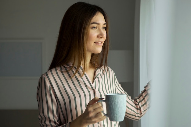 Linda garota de bom humor de pijama no quarto