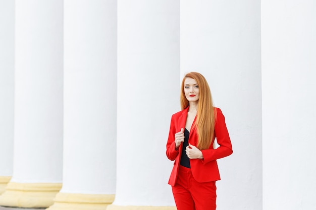 Linda garota de cabelo vermelho, vestida com um terno vermelho Retrato de negócios